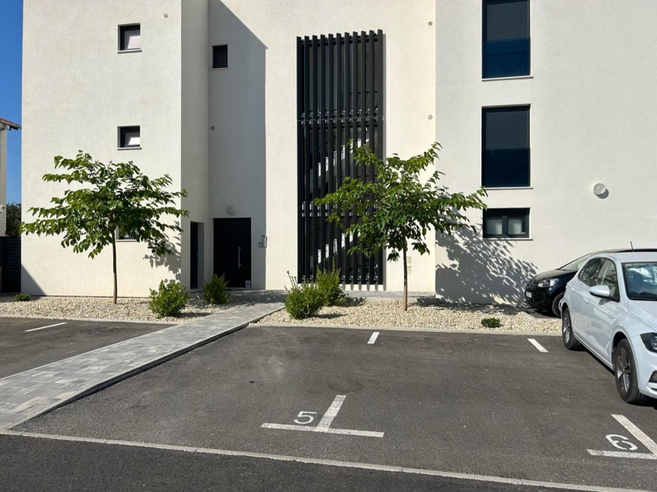 Oris, Private Parking, Garden Apartment