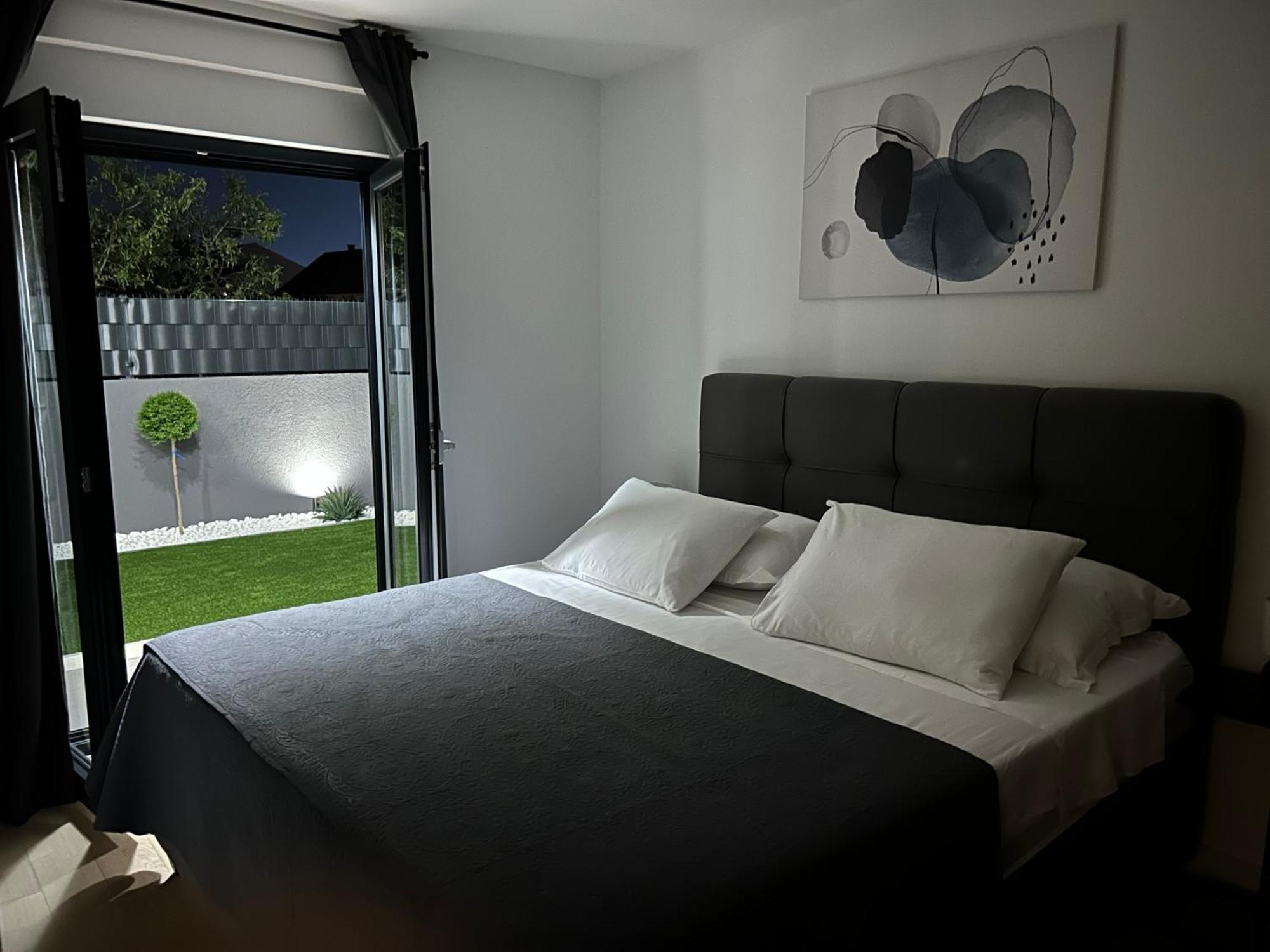 Oris, Private Parking, Garden Apartment *