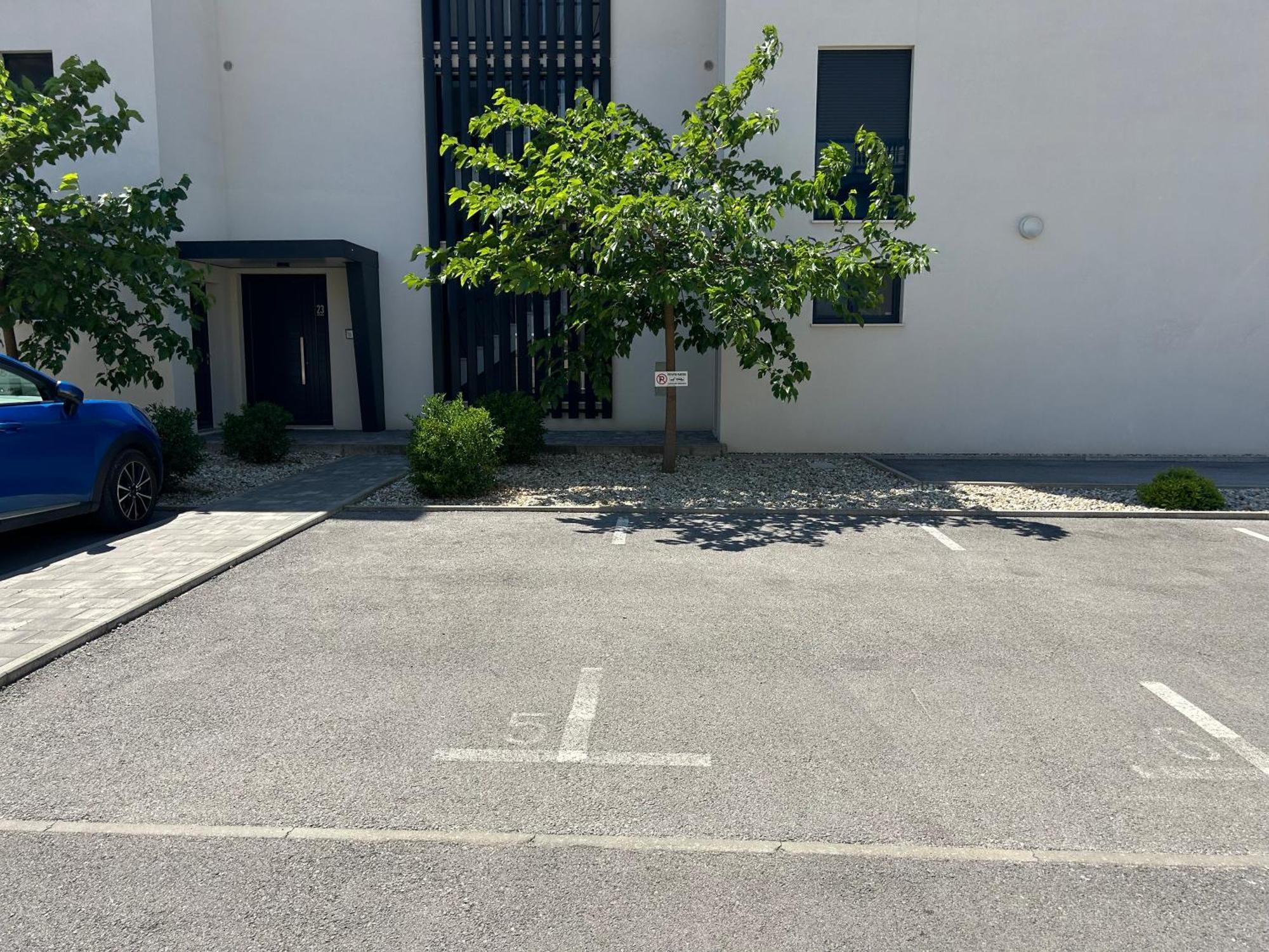 Oris, Private Parking, Garden